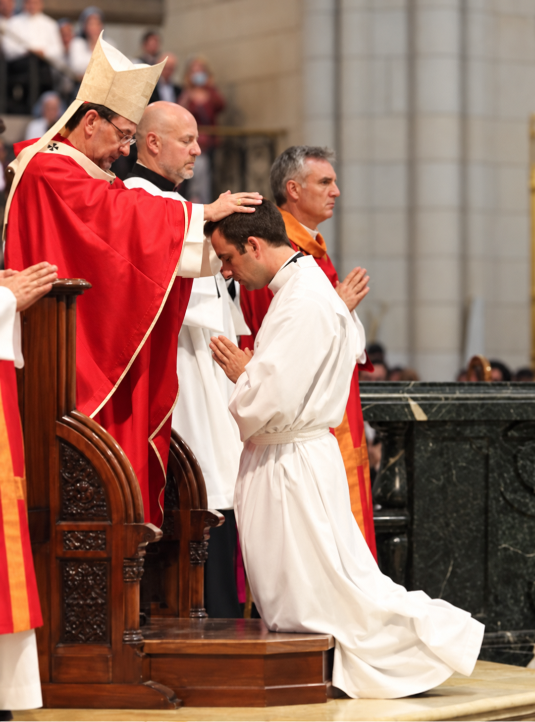 Imposición de manos durante una ordenación sacerdotal